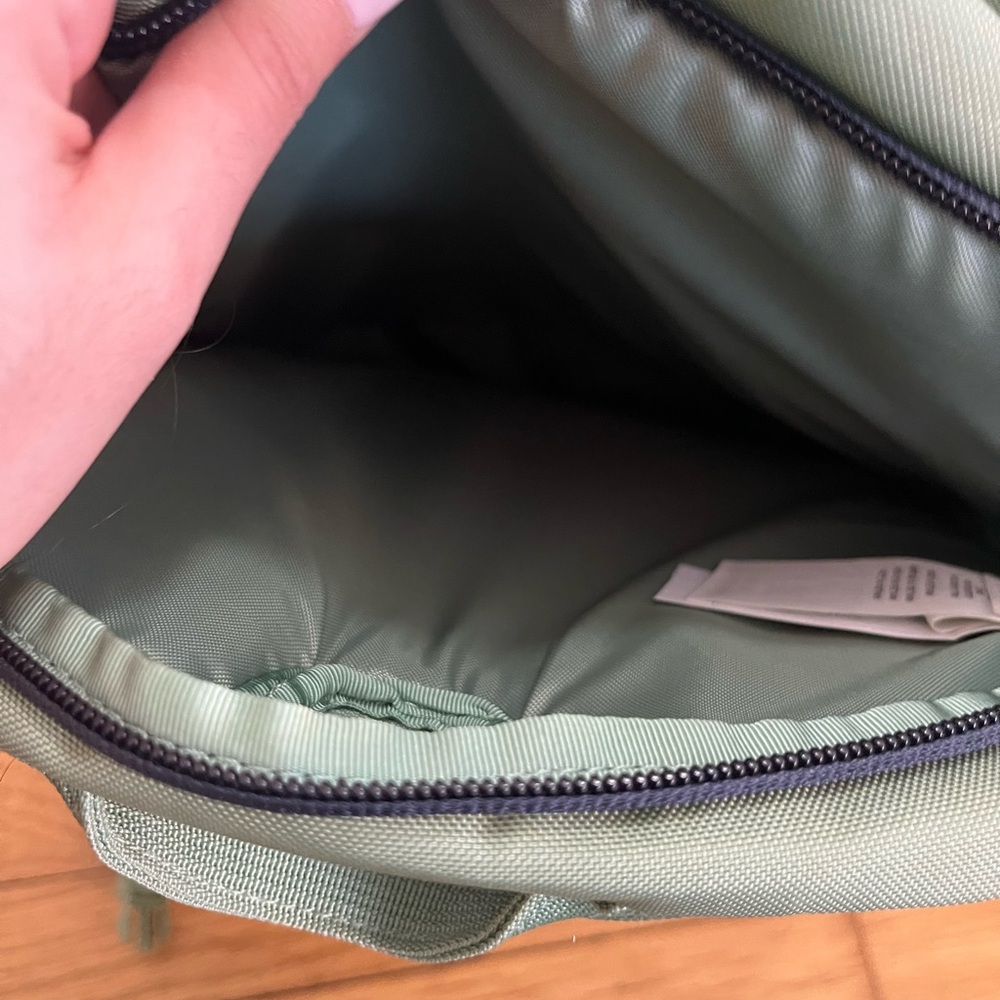 Patagonia Two-Tone Green and Blue Backpack - Picture 3 of 6